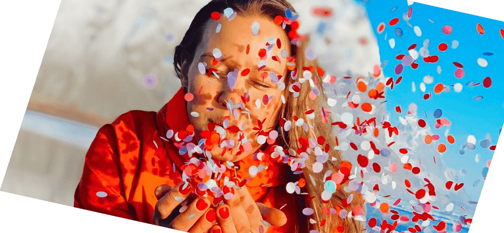 Дівчина роздмухує серпантин