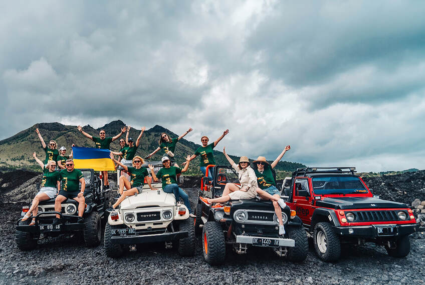 Фото компанії туристів на гірській вершині